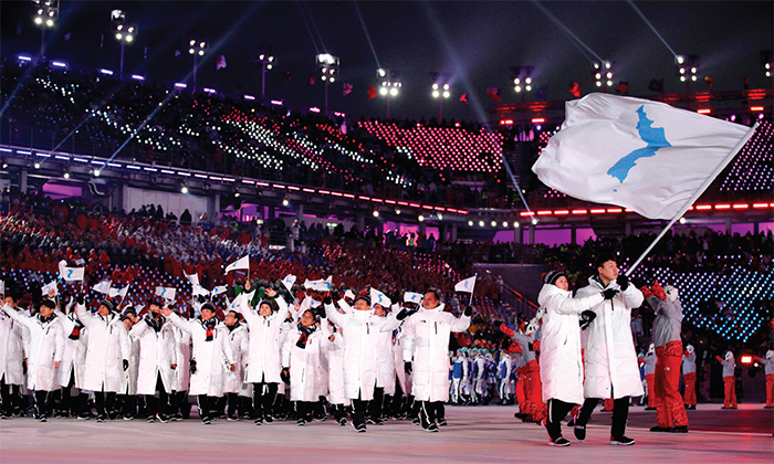 Atletas de Corea del Norte y Corea del Sur hacen de manera conjunta la entrada en la ceremonia de apertura de los Juegos Olímpicos de invierno de Pyeongchang 2018.